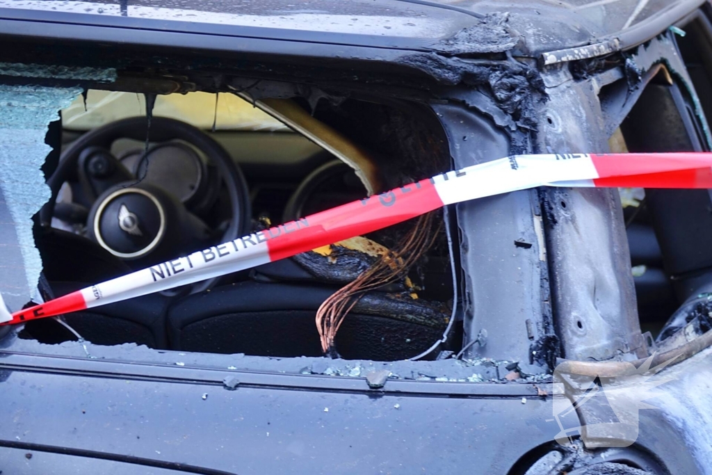 Politie doet onderzoek naar oorzaak autobrand