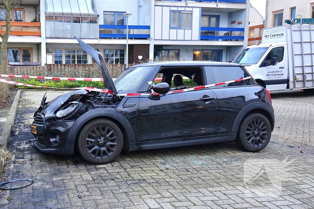 Politie doet onderzoek naar oorzaak autobrand