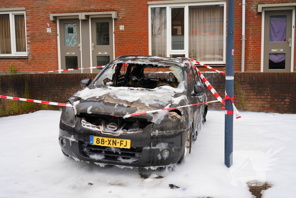 Autobrand dreigt over te slaan naar woning