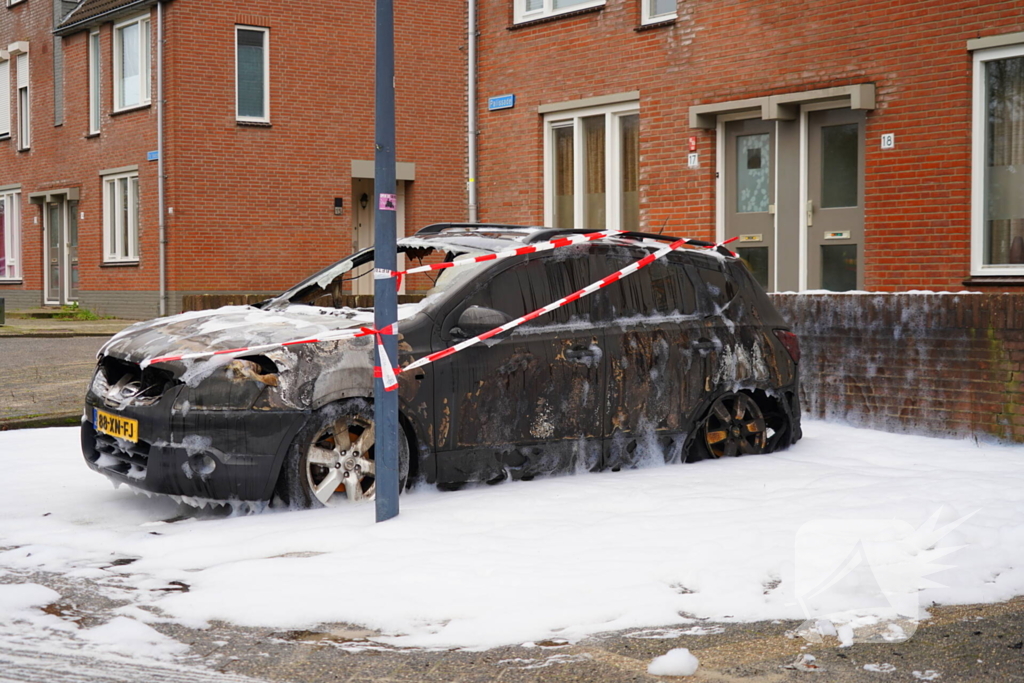 Autobrand dreigt over te slaan naar woning