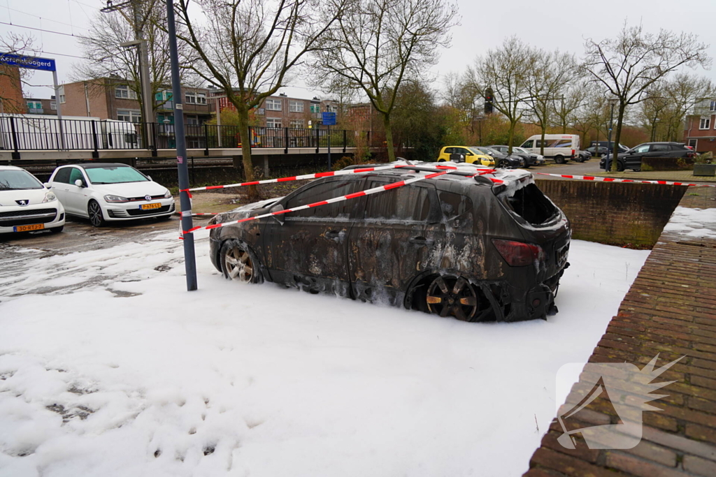 Autobrand dreigt over te slaan naar woning