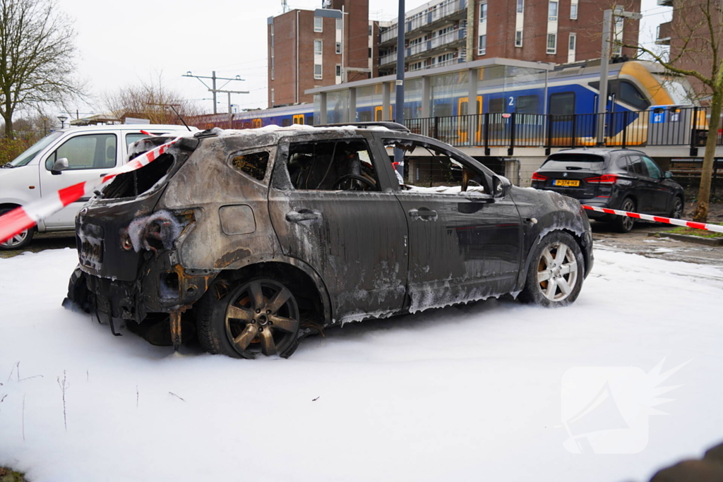 Autobrand dreigt over te slaan naar woning