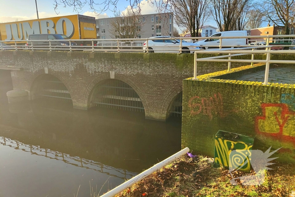 Toezichthouders blussen buitenbrand