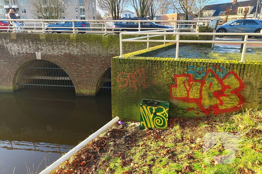 Toezichthouders blussen buitenbrand