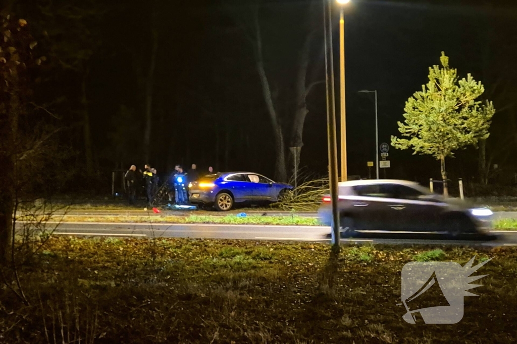 Jaguar i-pace rijdt meer bomen omver, bestuurder aangehouden