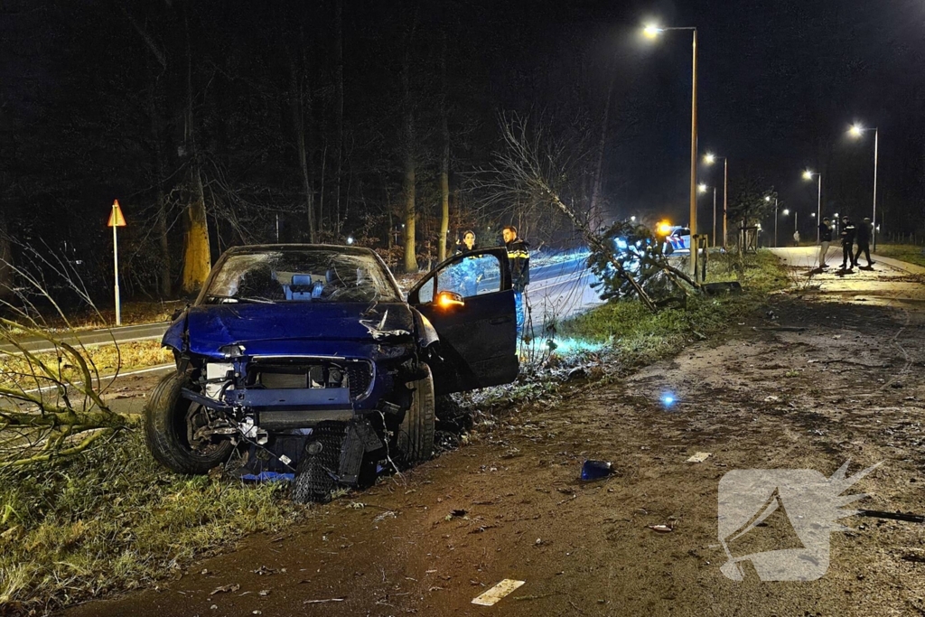 Jaguar i-pace rijdt meer bomen omver, bestuurder aangehouden