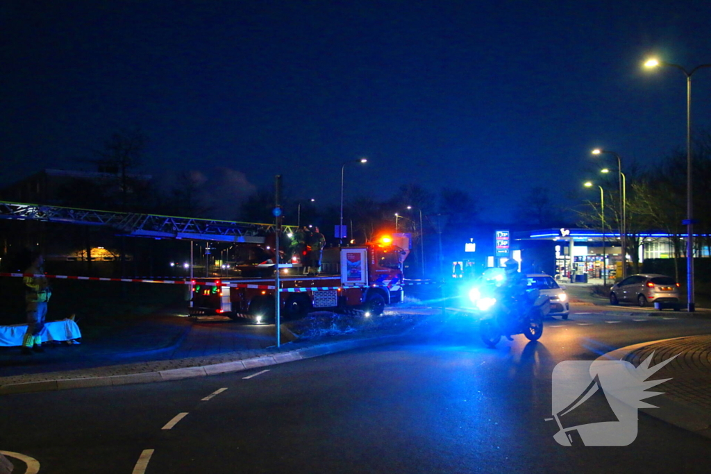 Traumateam en brandweer assisteren ambulancepersoneel