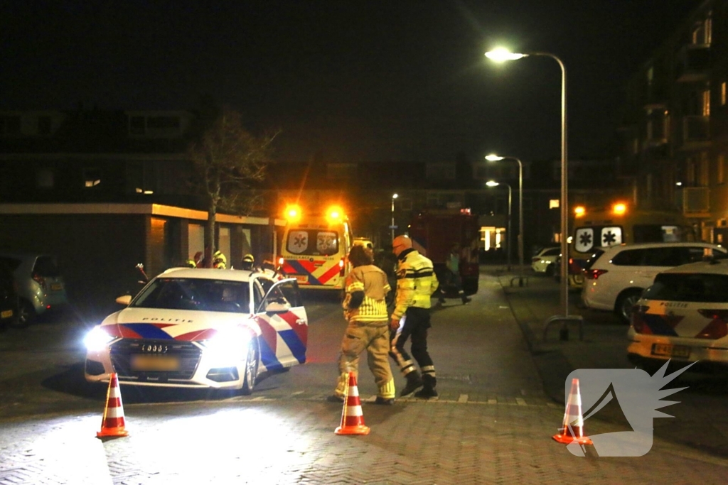 Traumateam en brandweer assisteren ambulancepersoneel
