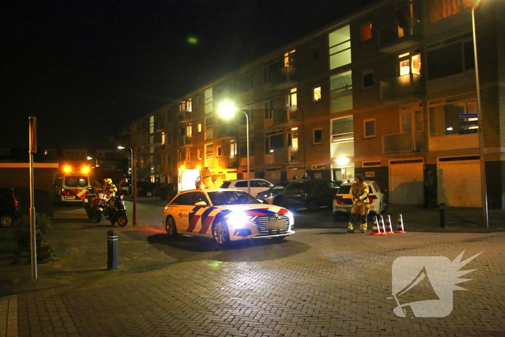 Traumateam en brandweer assisteren ambulancepersoneel