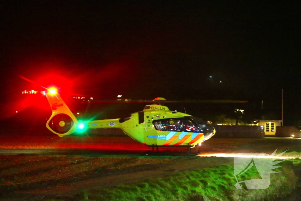 Traumateam en brandweer assisteren ambulancepersoneel