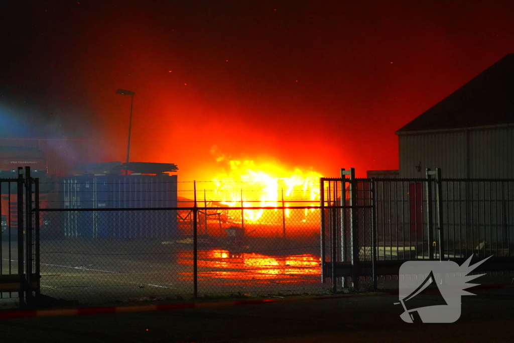 Zeer grote brand op industrieterrein