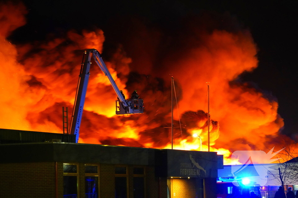 Zeer grote brand op industrieterrein
