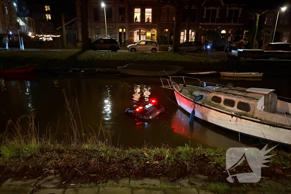 Auto vliegt uit de bocht en belandt onder water