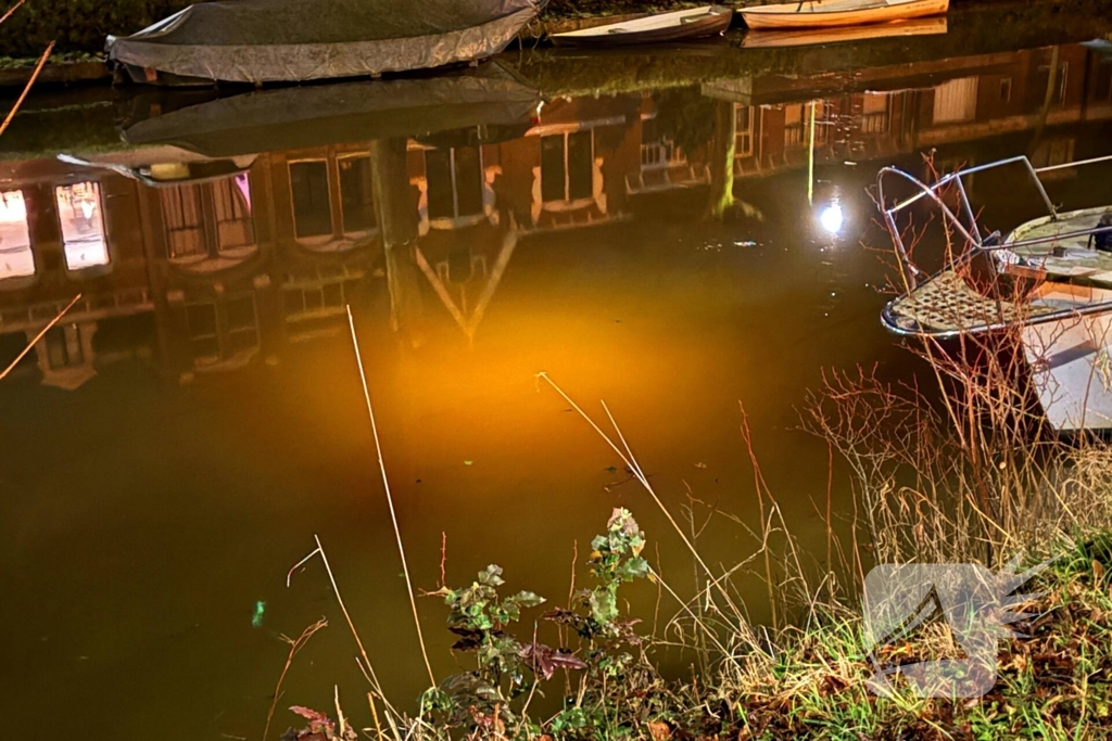 Auto vliegt uit de bocht en belandt onder water