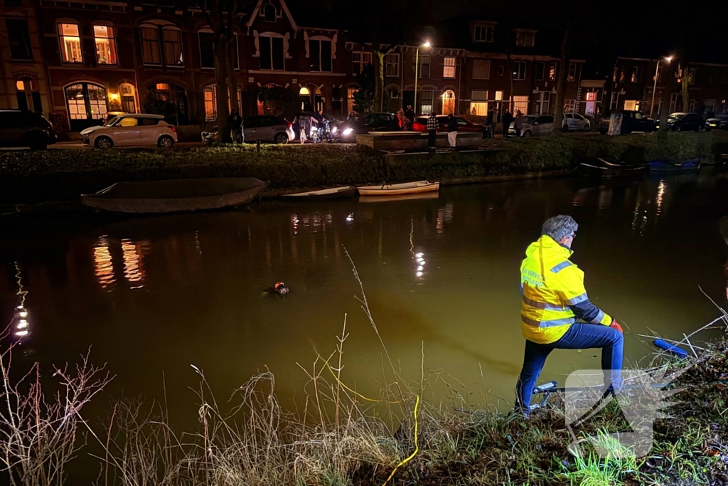 Auto vliegt uit de bocht en belandt onder water