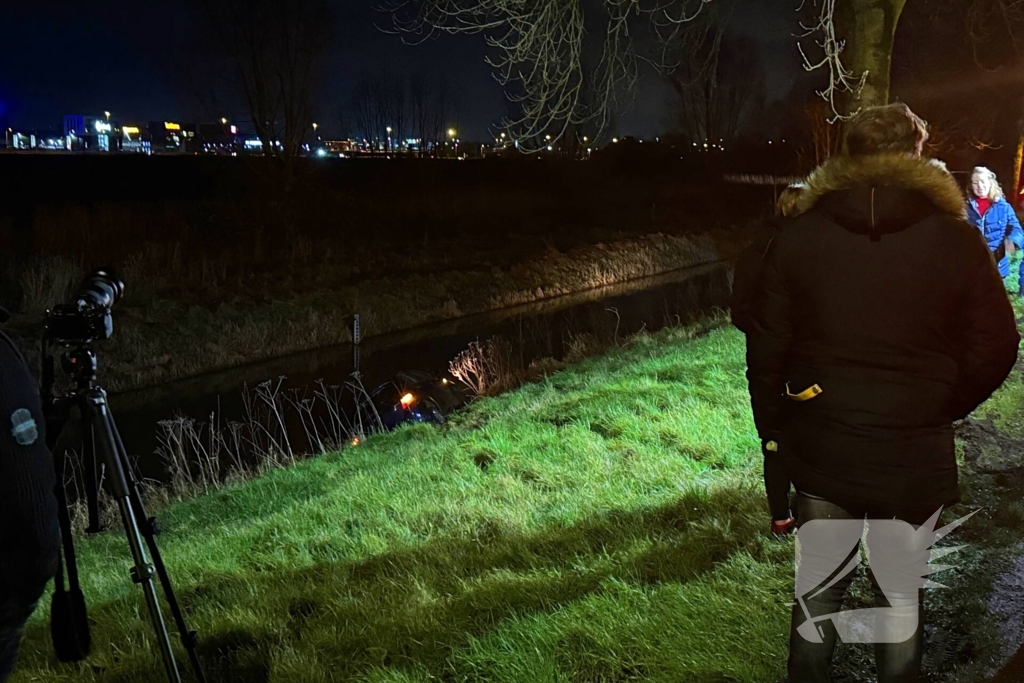 Auto raakt te water na ongeval bij kruising