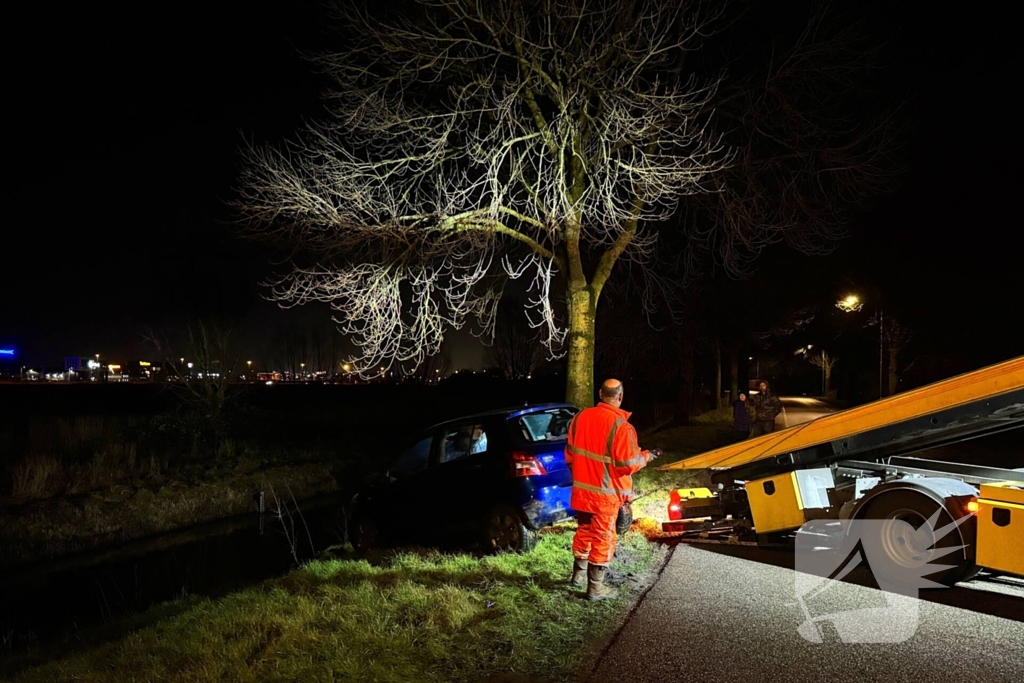 Auto raakt te water na ongeval bij kruising