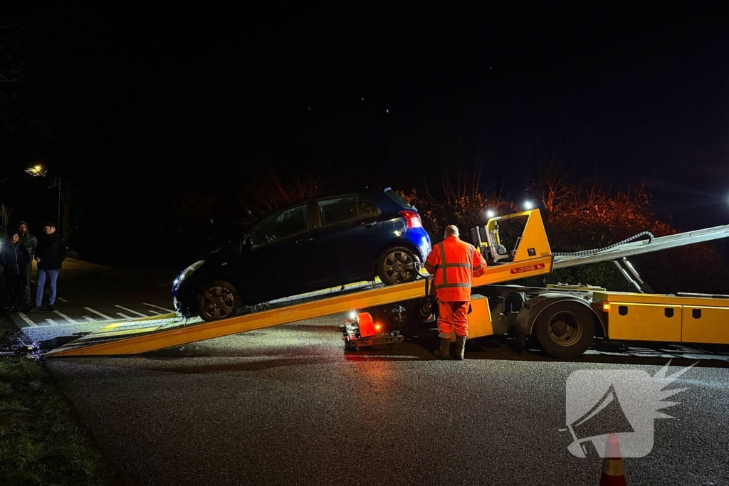 Auto raakt te water na ongeval bij kruising
