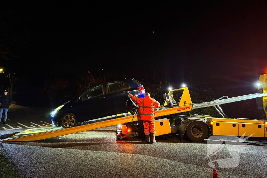 Auto raakt te water na ongeval bij kruising