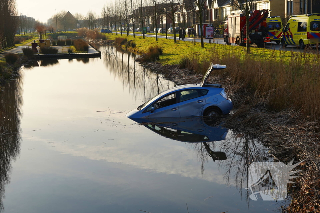 Auto te water na aanrijding