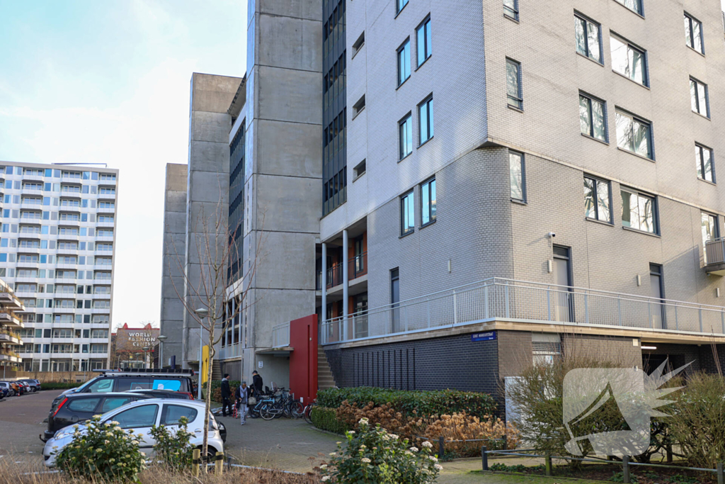 Ingang van portiekflat aan diggelen door explosie