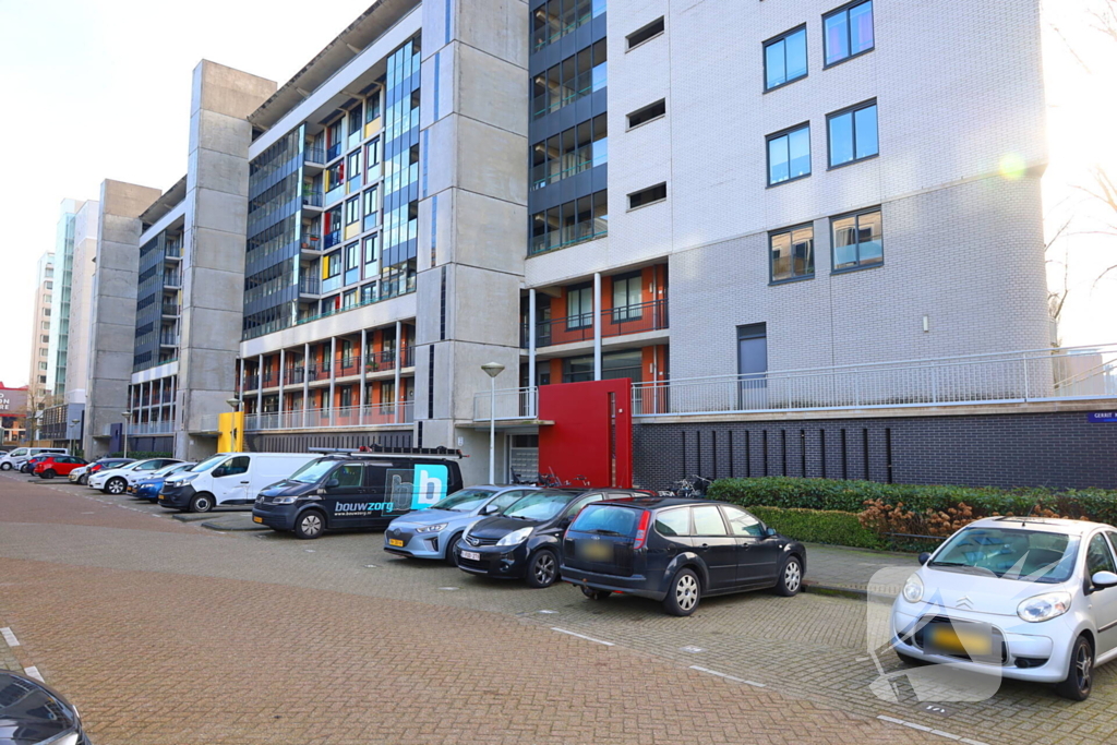 Ingang van portiekflat aan diggelen door explosie