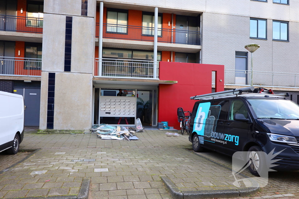 Ingang van portiekflat aan diggelen door explosie