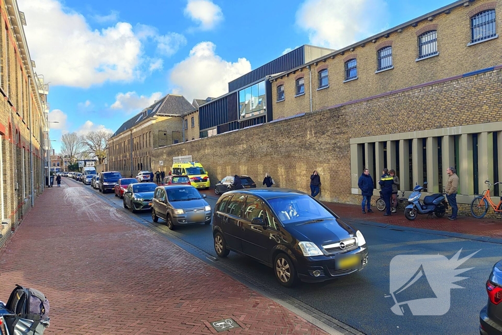 Ligdriewielfiets botst met scooter