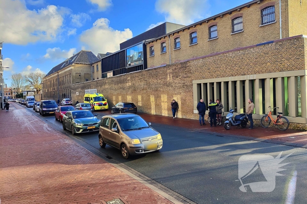 Ligdriewielfiets botst met scooter