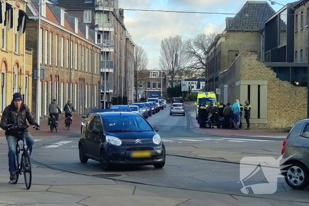 Ligdriewielfiets botst met scooter