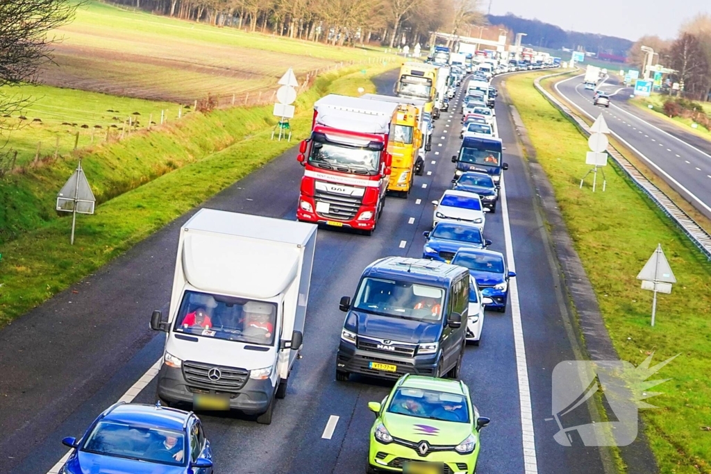 Auto botst tegen middengeleider op snelweg