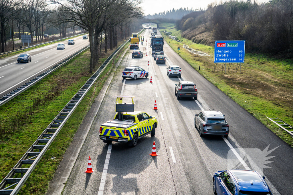 Auto botst tegen middengeleider op snelweg