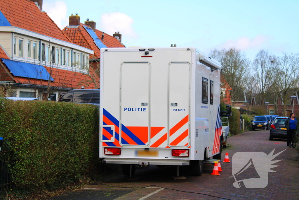 Forensische opsporing doet onderzoek in woning