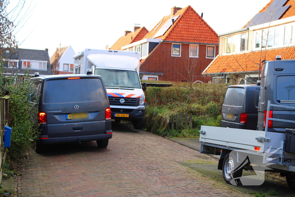 Forensische opsporing doet onderzoek in woning