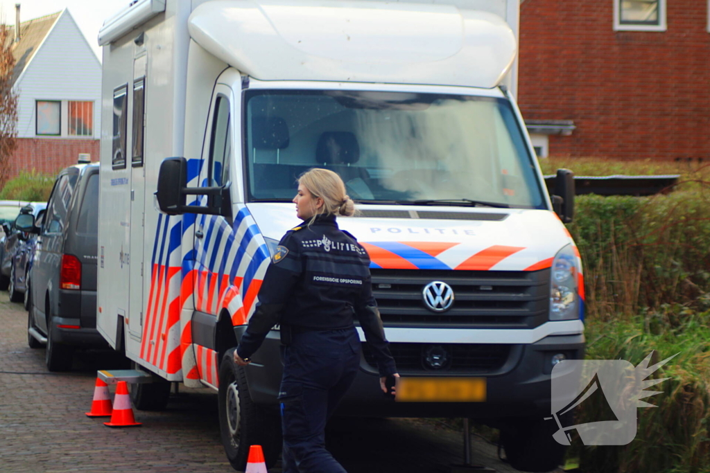 Forensische opsporing doet onderzoek in woning