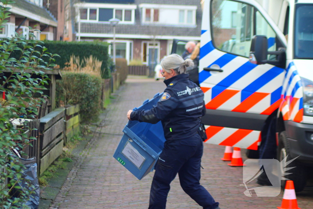 Forensische opsporing doet onderzoek in woning