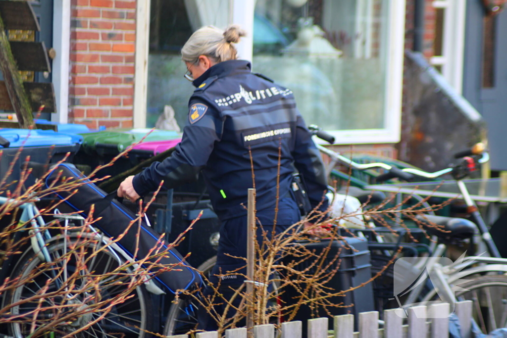 Forensische opsporing doet onderzoek in woning