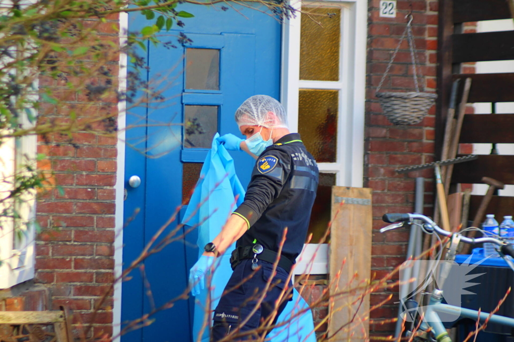 Forensische opsporing doet onderzoek in woning
