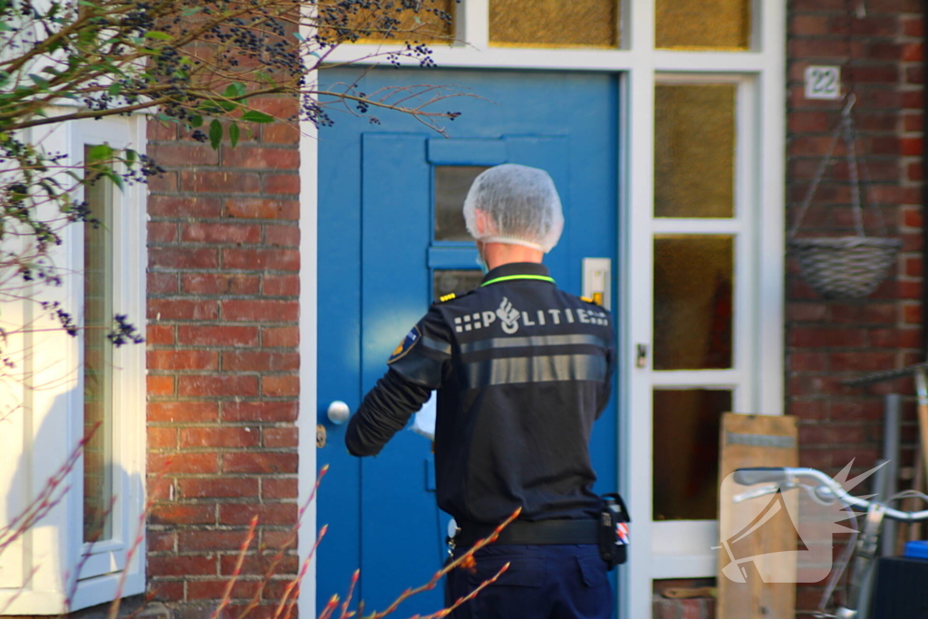 Forensische opsporing doet onderzoek in woning
