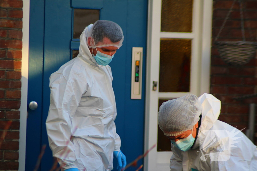 Forensische opsporing doet onderzoek in woning