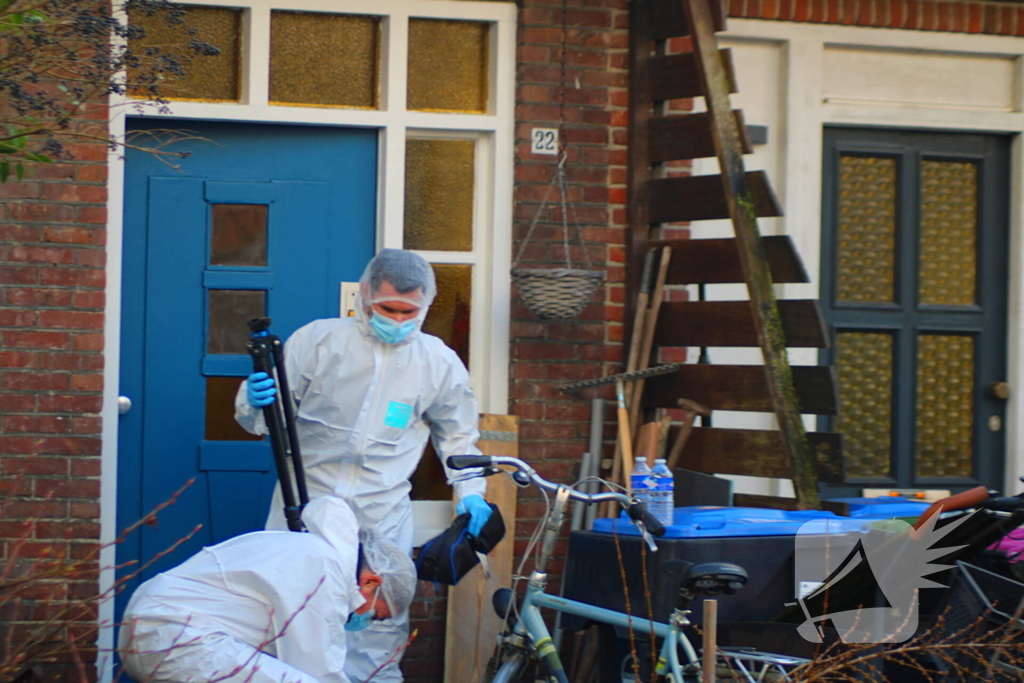 Forensische opsporing doet onderzoek in woning