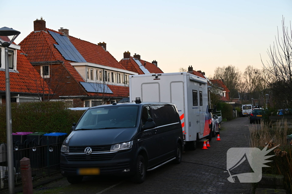 Forensische opsporing doet onderzoek in woning