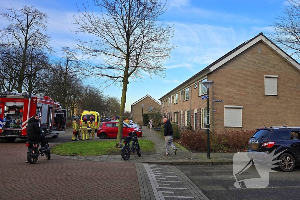 Hulpdiensten doen onderzoek en verrichten metingen in woning