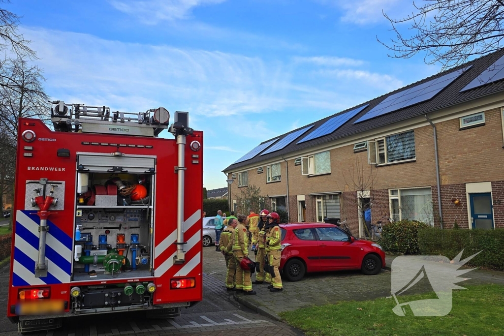 Hulpdiensten doen onderzoek en verrichten metingen in woning