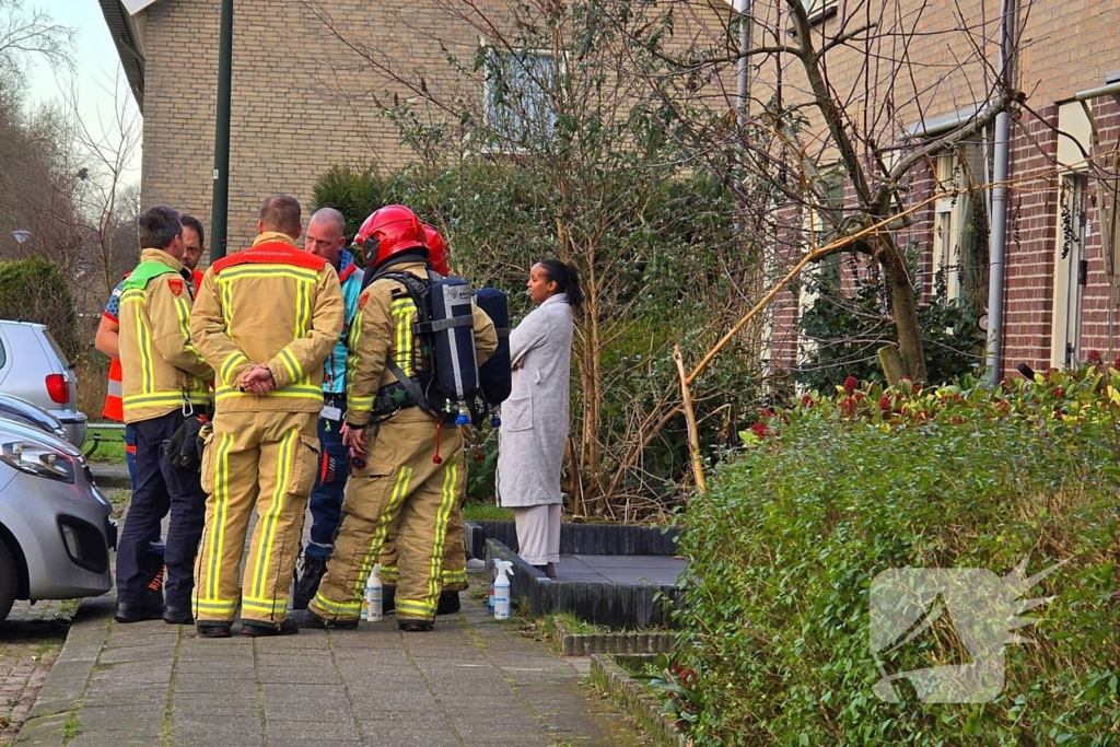 Hulpdiensten doen onderzoek en verrichten metingen in woning