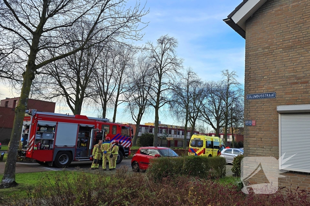 Hulpdiensten doen onderzoek en verrichten metingen in woning
