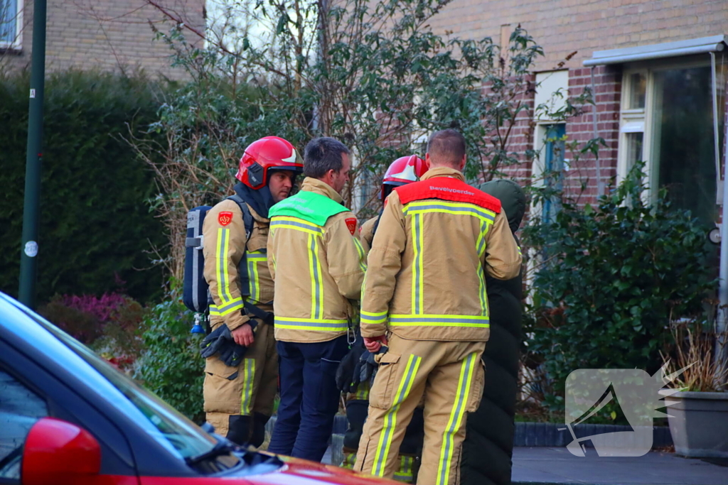 Hulpdiensten doen onderzoek en verrichten metingen in woning
