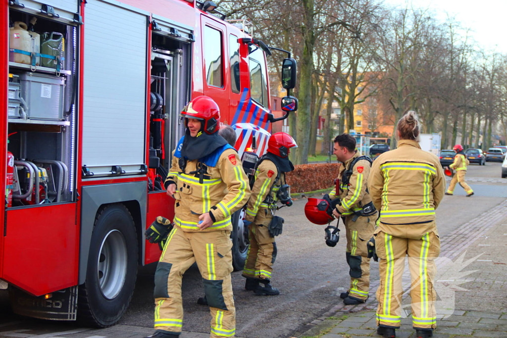 Hulpdiensten doen onderzoek en verrichten metingen in woning