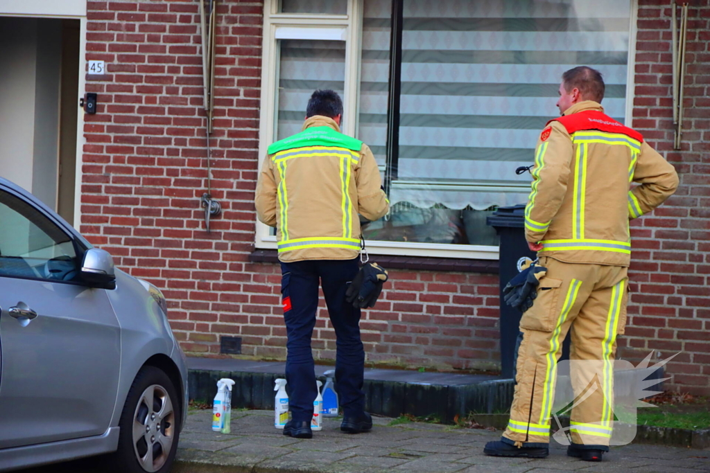 Hulpdiensten doen onderzoek en verrichten metingen in woning
