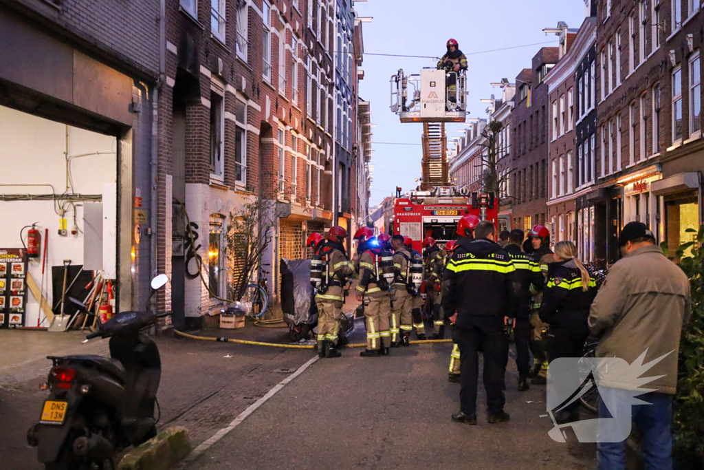 Straat vol brandweer na brand in woning